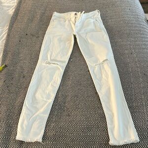 SNEEK PEAK WHITE SKINNY LEG JEANS, CUT OUT KNEES, SIZE 5 (fits like a Size 4)